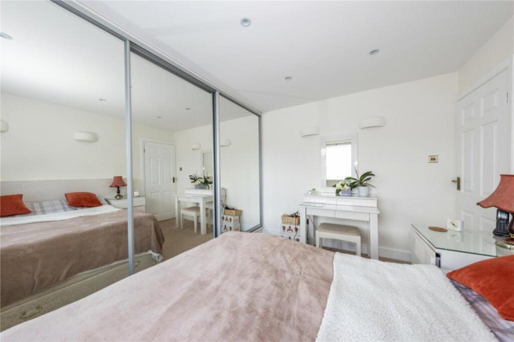 Beaconsfield House, Modern, Recently Refurbished, Self Check-in, Free Parking And Near Luton Airport * Luton (Bedfordshire)