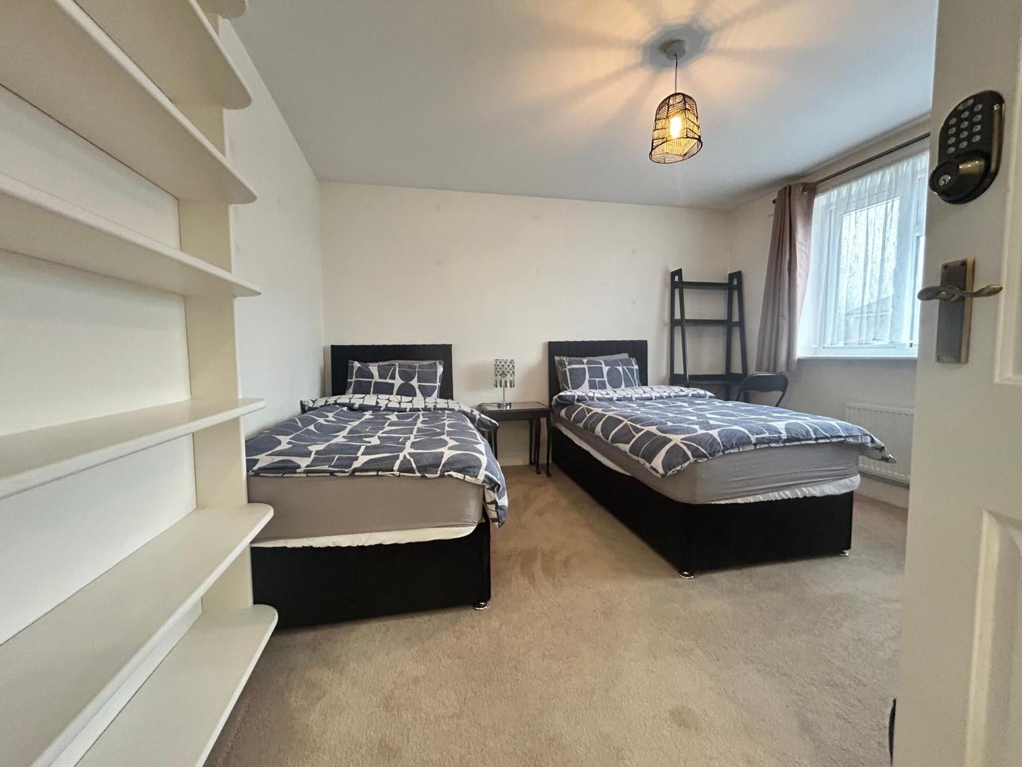 Guest house Beaconsfield House, Modern, Recently Refurbished, Self Check-in, Free Parking And Near Luton Airport