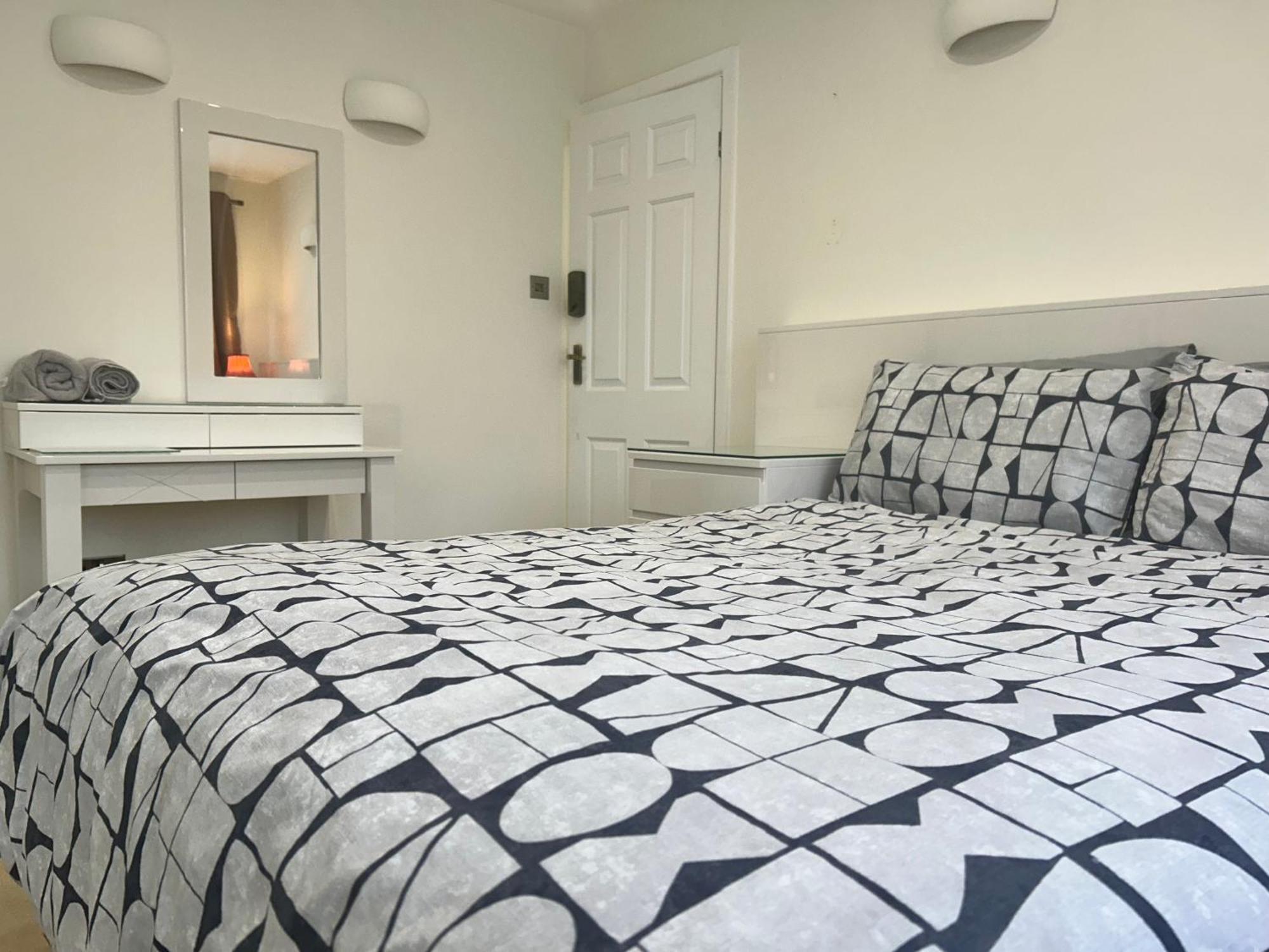 Beaconsfield House, Modern, Recently Refurbished, Self Check-in, Free Parking And Near Luton Airport Guest house *