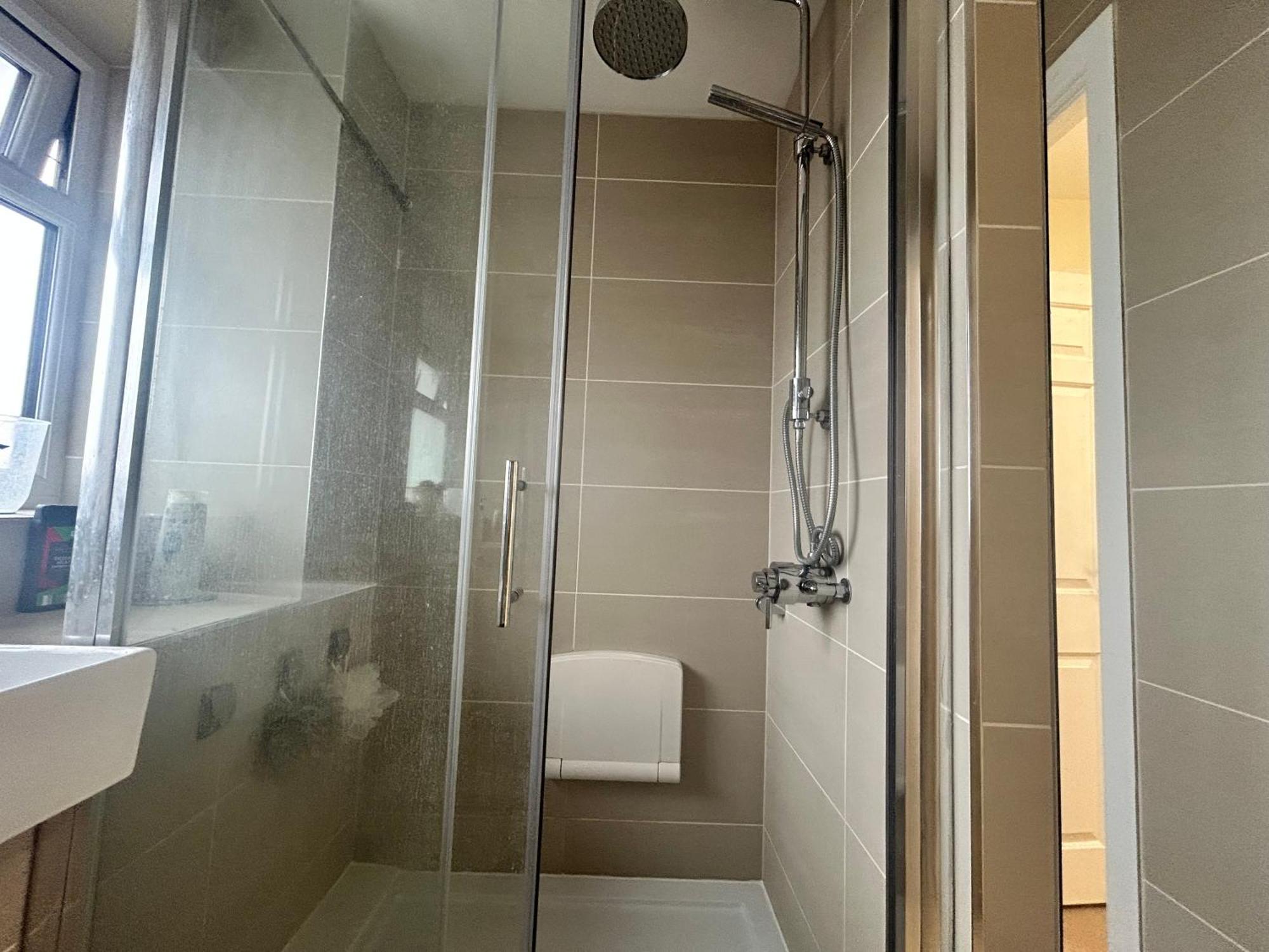 Beaconsfield House, Modern, Recently Refurbished, Self Check-in, Free Parking And Near Luton Airport *