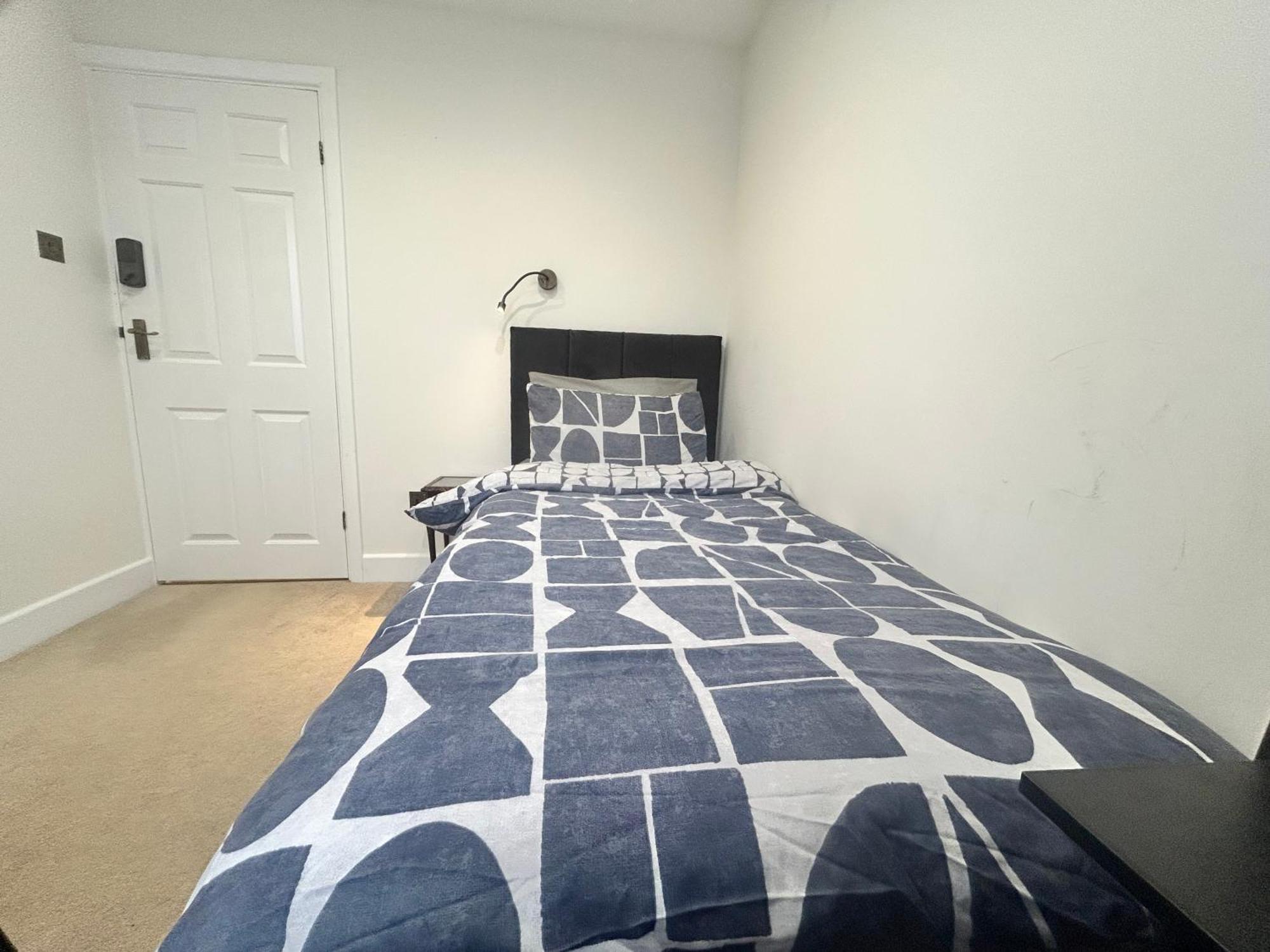 Beaconsfield House, Modern, Recently Refurbished, Self Check-in, Free Parking And Near Luton Airport Guest house