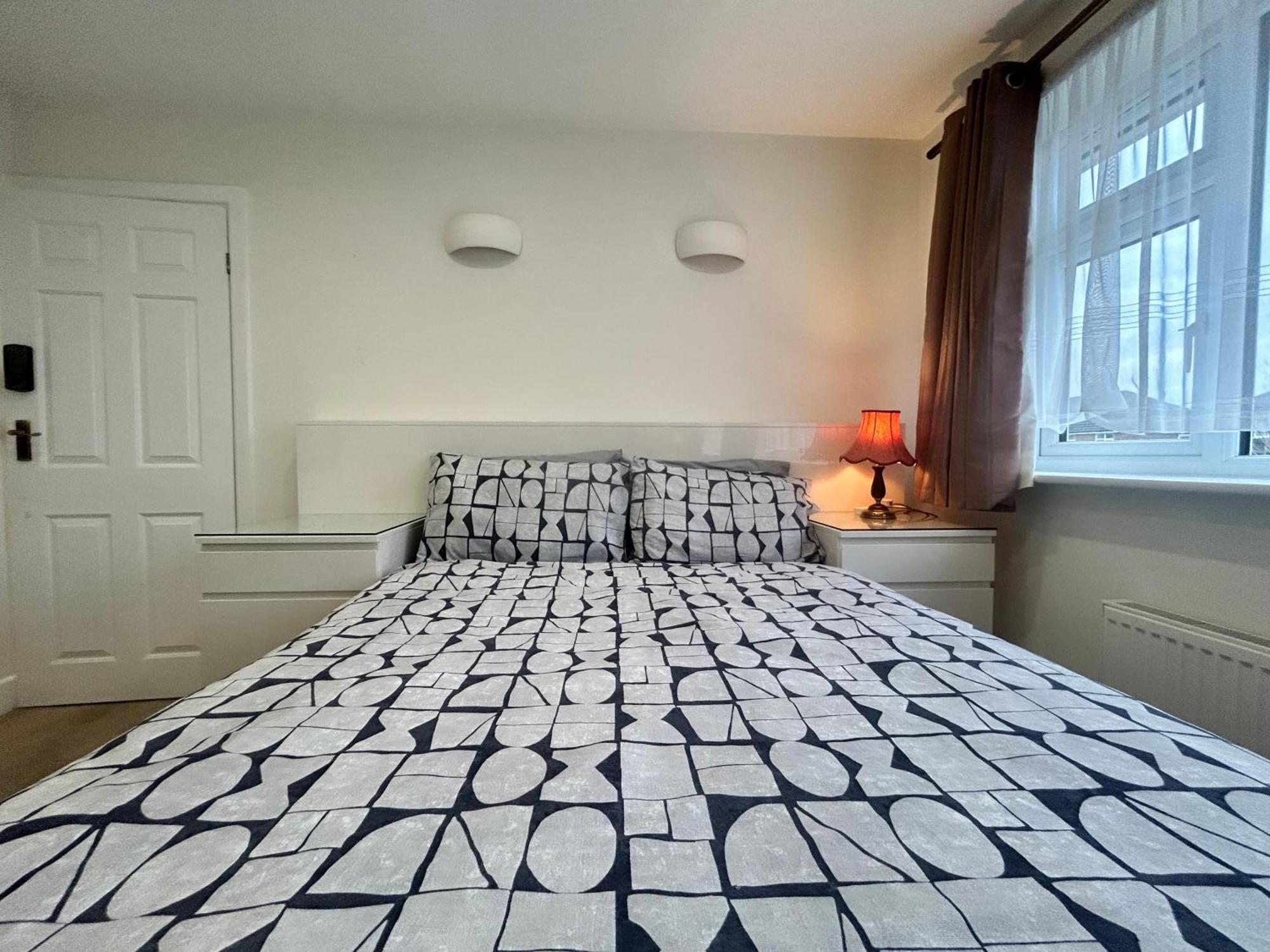 Guest house Beaconsfield House, Modern, Recently Refurbished, Self Check-in, Free Parking And Near Luton Airport