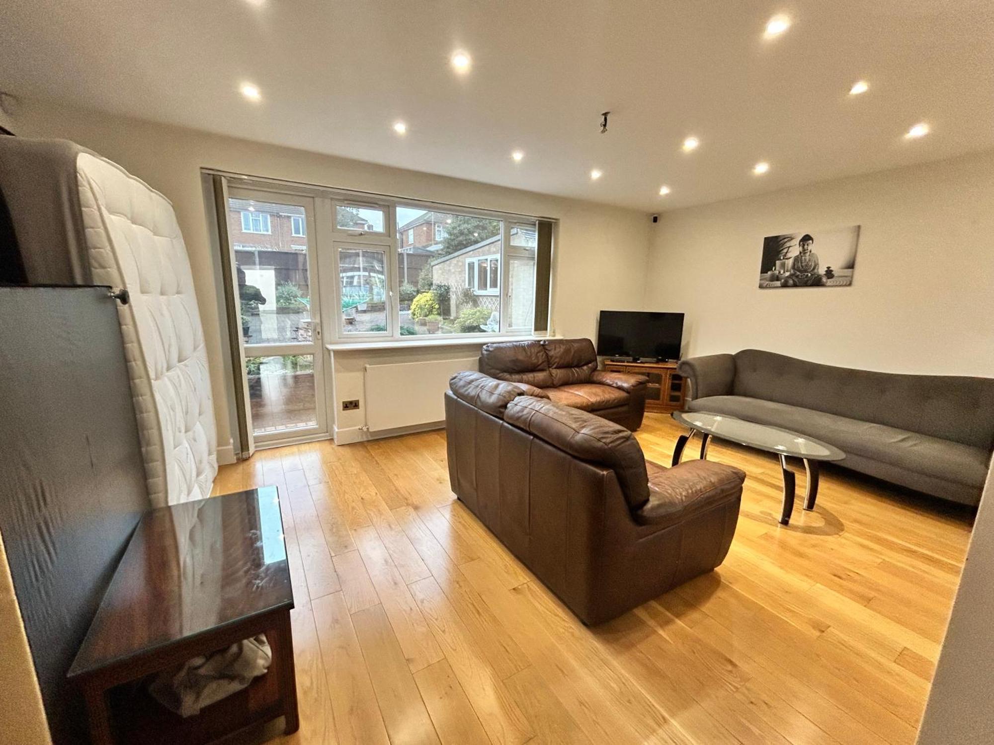 Beaconsfield House, Modern, Recently Refurbished, Self Check-in, Free Parking And Near Luton Airport Guest house *