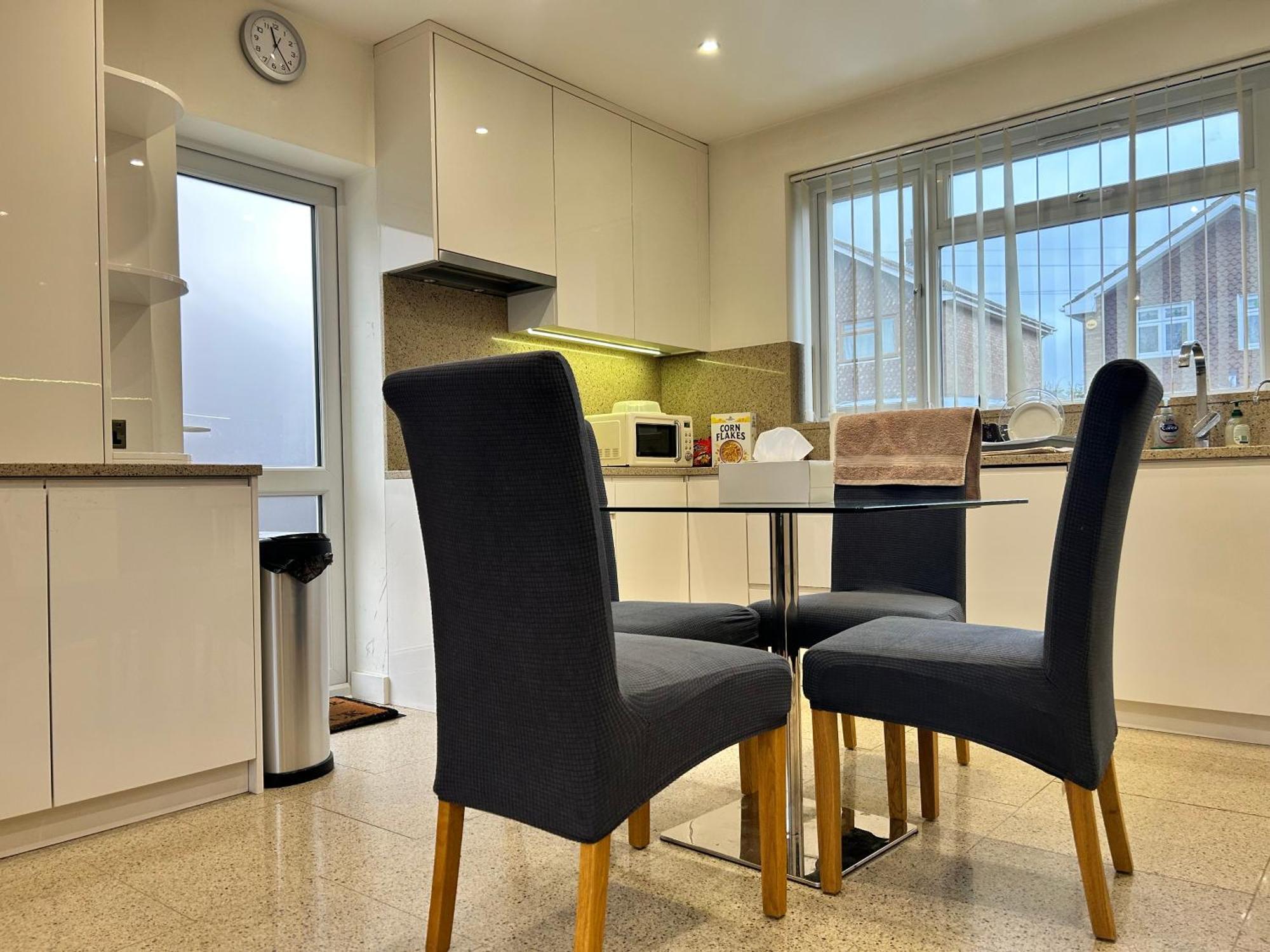 Beaconsfield House, Modern, Recently Refurbished, Self Check-in, Free Parking And Near Luton Airport Guest house